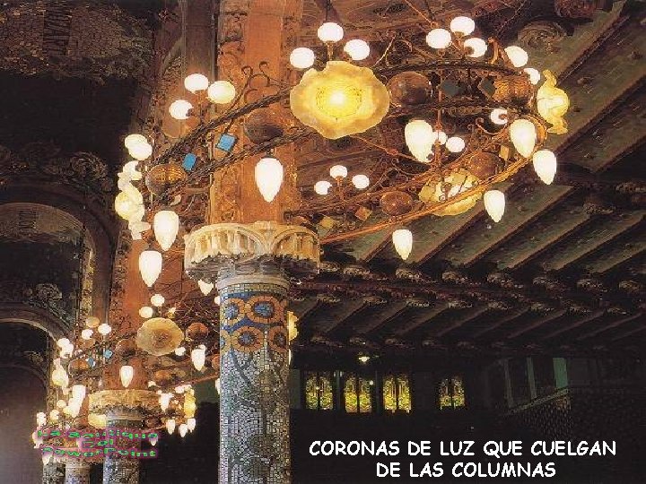 CORONAS DE LUZ QUE CUELGAN DE LAS COLUMNAS 