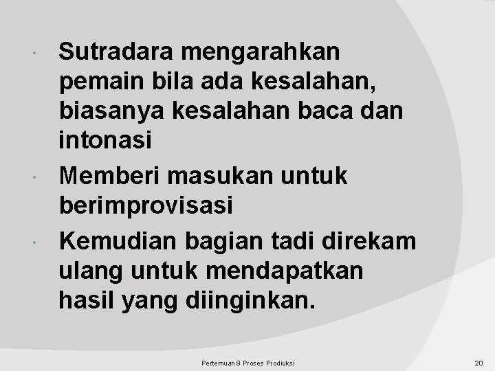 Sutradara mengarahkan pemain bila ada kesalahan, biasanya kesalahan baca dan intonasi Memberi masukan untuk