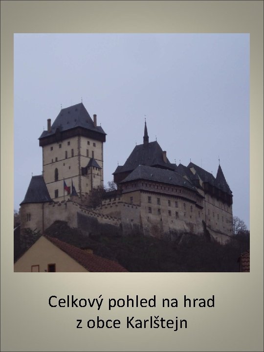 Celkový pohled na hrad z obce Karlštejn 