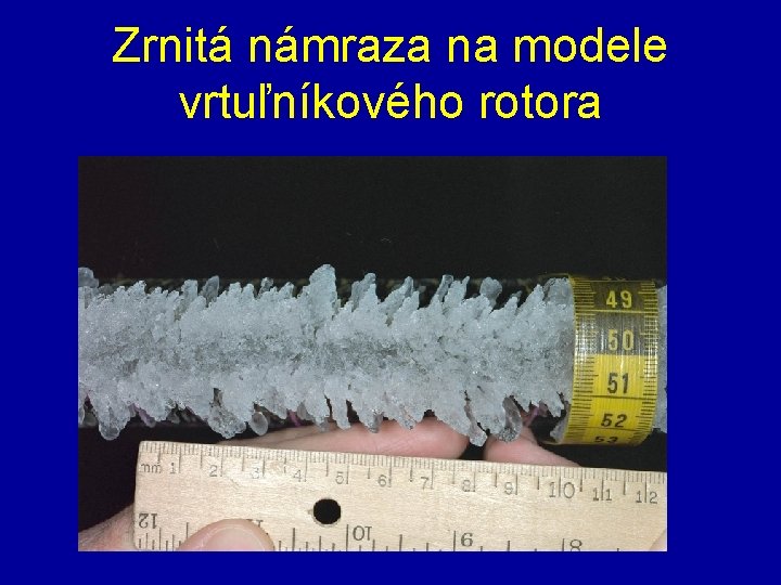 Zrnitá námraza na modele vrtuľníkového rotora 