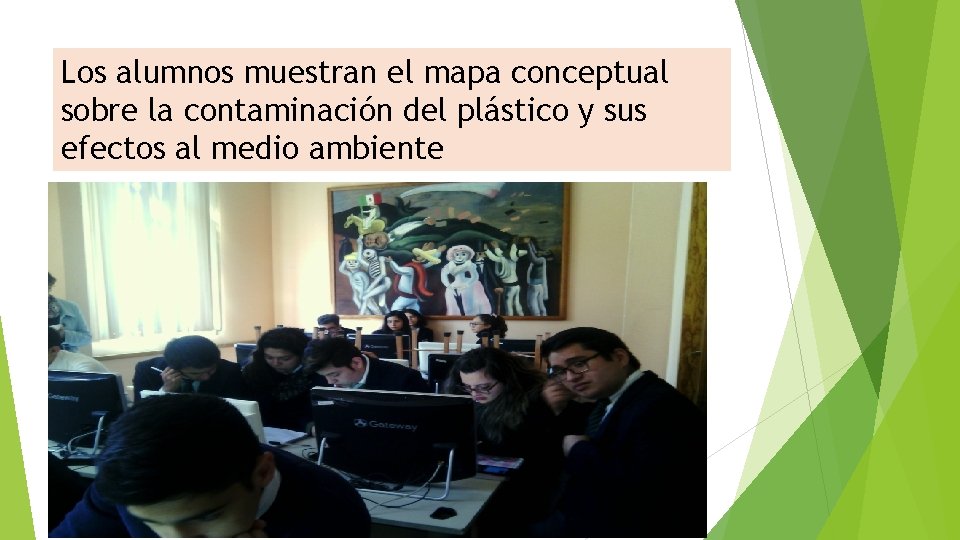 Los alumnos muestran el mapa conceptual sobre la contaminación del plástico y sus efectos