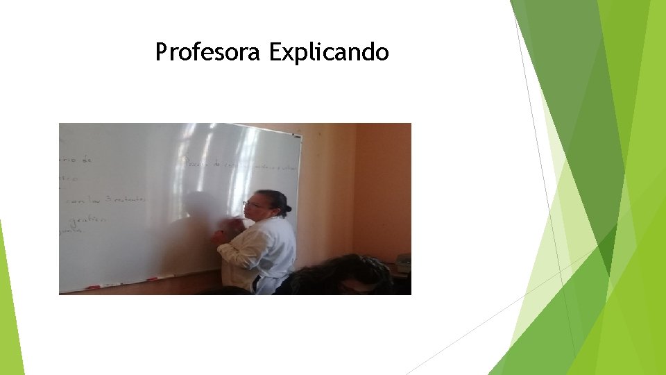Profesora Explicando 