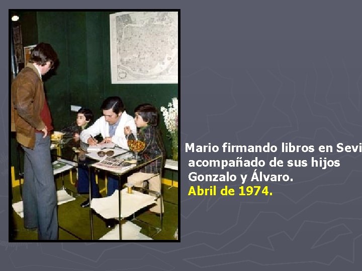 Mario firmando libros en Sevil acompañado de sus hijos Gonzalo y Álvaro. Abril de Mario firmando libros en Sevil acompañado de sus hijos Gonzalo y Álvaro. Abril de