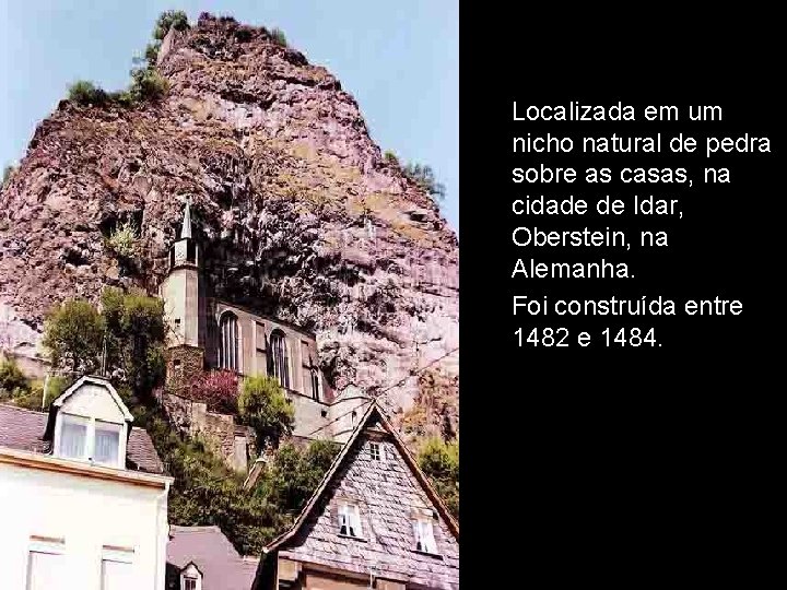 Localizada em um nicho natural de pedra sobre as casas, na cidade de Idar,