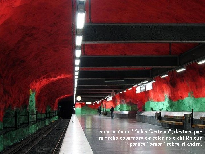 La estación de "Solna Centrum", destaca por su techo cavernoso de color rojo chillón