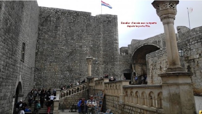 Escalier d’accès aux remparts depuis la porte Pile. 