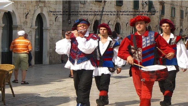 Chaque soir, quatre gardes de cérémonie marchent le long de la Stradun accompagnés d’un