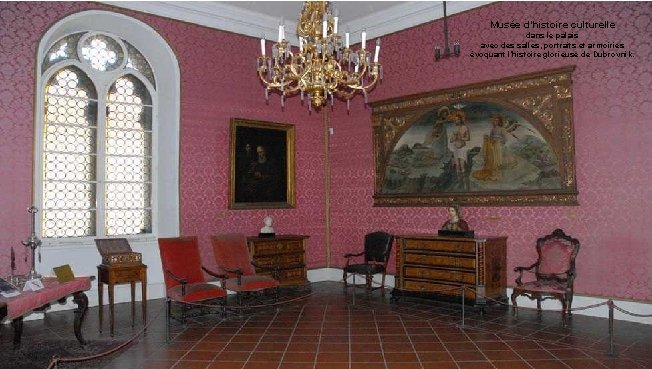 Musée d’histoire culturelle dans le palais avec des salles, portraits et armoiries évoquant l’histoire