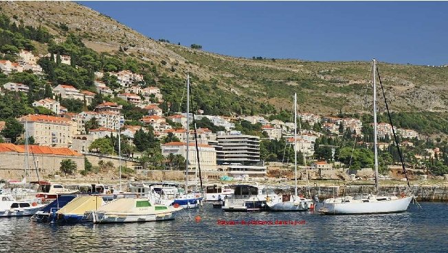 Bateaux de plaisance dans le port. 