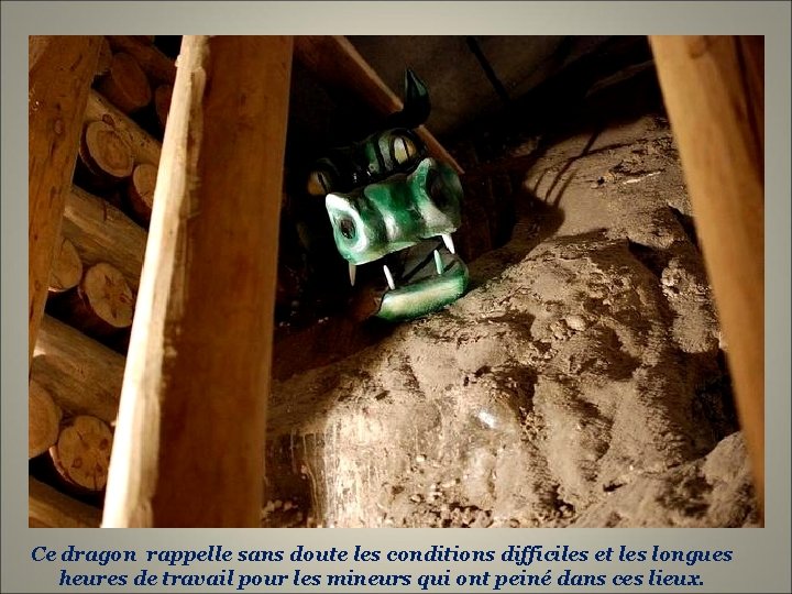 Ce dragon rappelle sans doute les conditions difficiles et les longues heures de travail