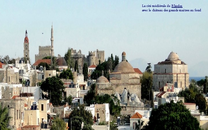 La cité médiévale de Rhodes avec le château des grands maitres au fond 