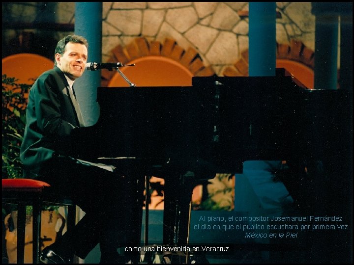 Al piano, el compositor Josemanuel Fernández el día en que el público escuchara por