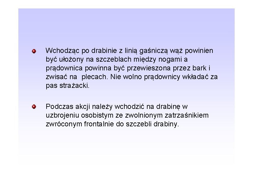 Wchodząc po drabinie z linią gaśniczą wąż powinien być ułożony na szczeblach między nogami