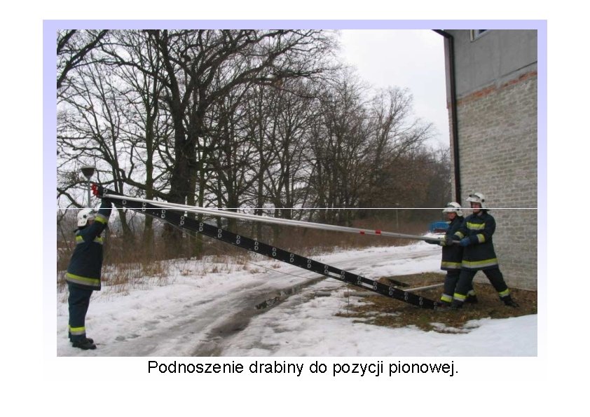 Podnoszenie drabiny do pozycji pionowej. 