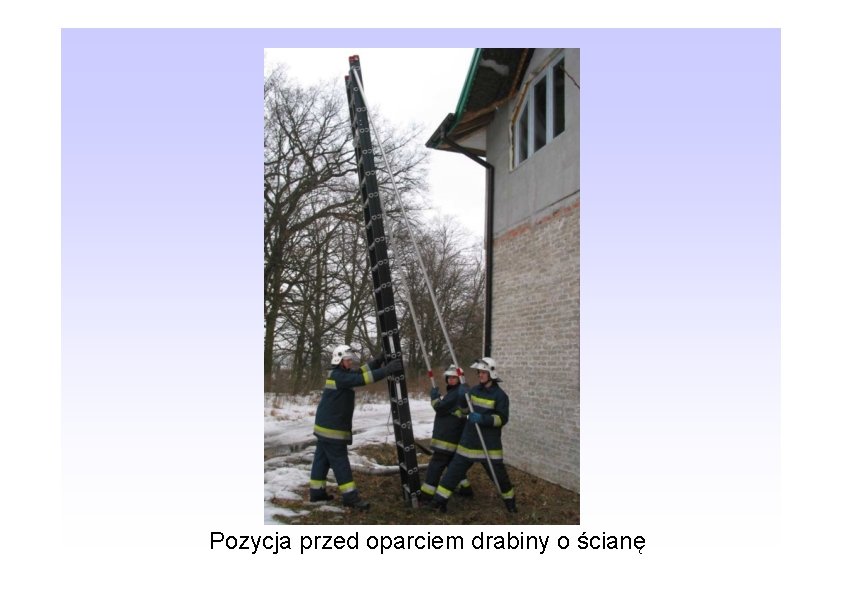 Pozycja przed oparciem drabiny o ścianę 