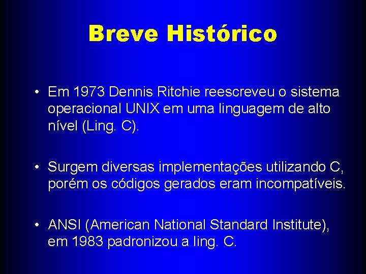 Breve Histórico • Em 1973 Dennis Ritchie reescreveu o sistema operacional UNIX em uma