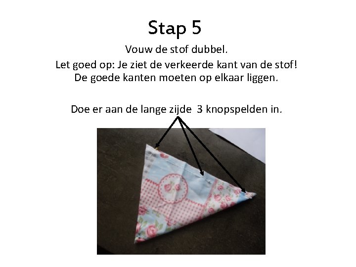 Stap 5 Vouw de stof dubbel. Let goed op: Je ziet de verkeerde kant