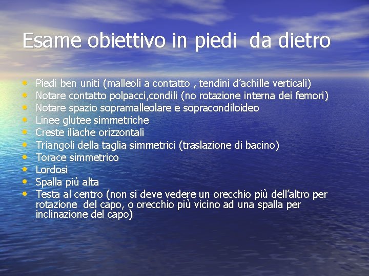 Esame obiettivo in piedi da dietro • • • Piedi ben uniti (malleoli a Esame obiettivo in piedi da dietro • • • Piedi ben uniti (malleoli a