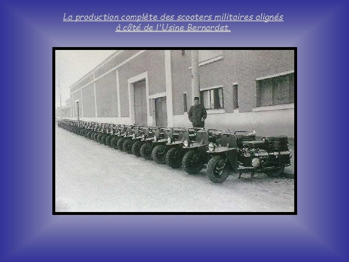 La production complète des scooters militaires alignés à côté de l'Usine Bernardet. 