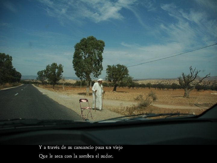 Y a través de su cansancio pasa un viejo Que le seca con la