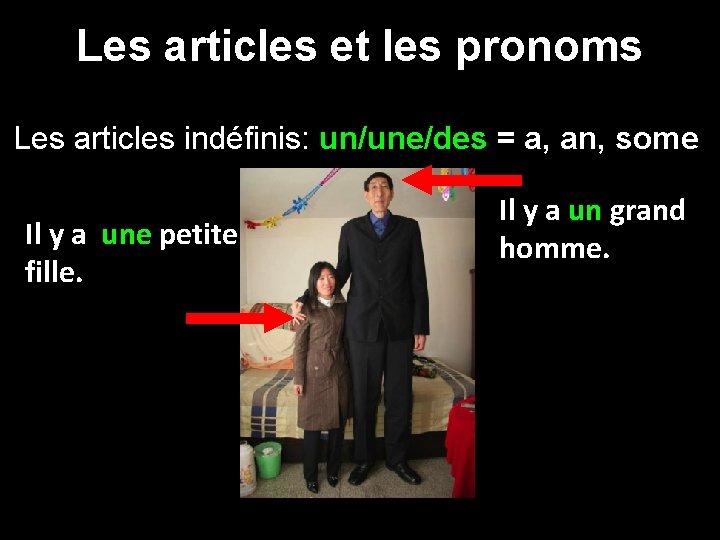 Les articles et les pronoms Les articles indéfinis: un/une/des = a, an, some Il Les articles et les pronoms Les articles indéfinis: un/une/des = a, an, some Il