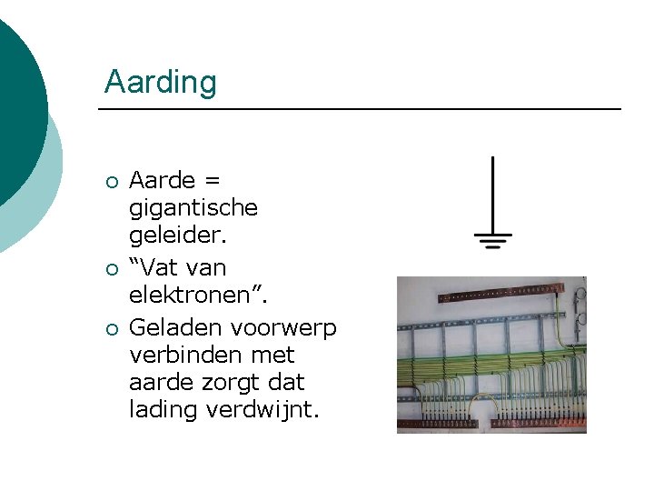 Aarding ¡ ¡ ¡ Aarde = gigantische geleider. “Vat van elektronen”. Geladen voorwerp verbinden