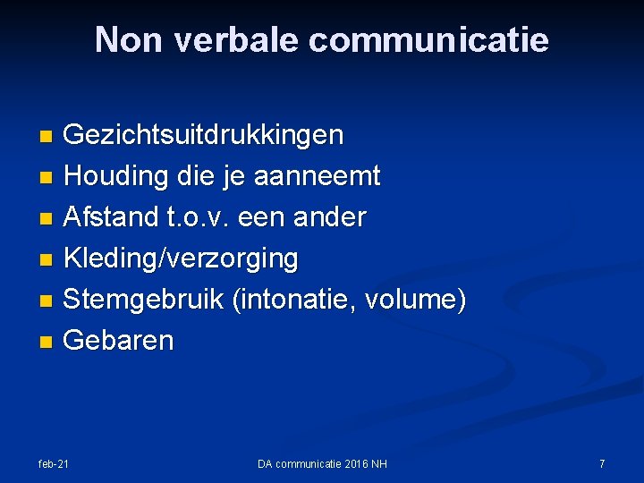 Non verbale communicatie Gezichtsuitdrukkingen n Houding die je aanneemt n Afstand t. o. v.