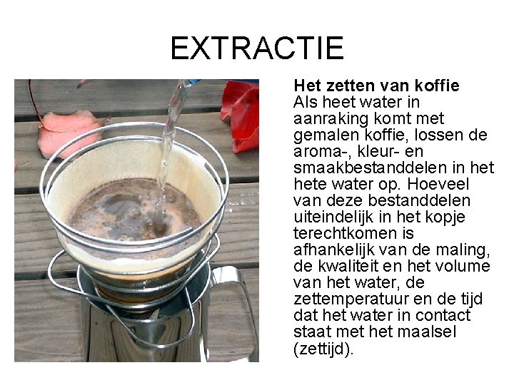 EXTRACTIE Het zetten van koffie Als heet water in aanraking komt met gemalen koffie,