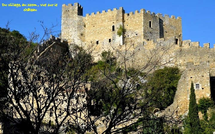 Du village, au zoom , vue sur le château 