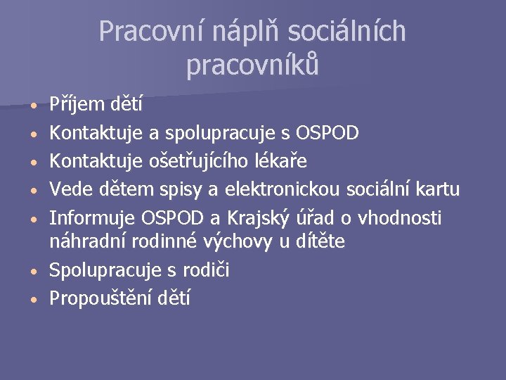 Pracovní náplň sociálních pracovníků • • Příjem dětí Kontaktuje a spolupracuje s OSPOD Kontaktuje