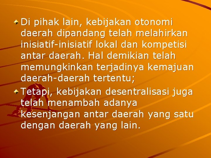 Di pihak lain, kebijakan otonomi daerah dipandang telah melahirkan inisiatif-inisiatif lokal dan kompetisi antar