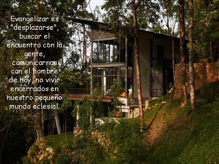 Evangelizar es "desplazarse", buscar el encuentro con la gente, comunicarnos con el hombre de