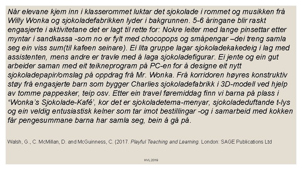 Når elevane kjem inn i klasserommet luktar det sjokolade i rommet og musikken frå