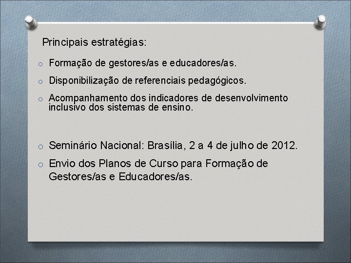 Principais estratégias: o Formação de gestores/as e educadores/as. o Disponibilização de referenciais pedagógicos. o