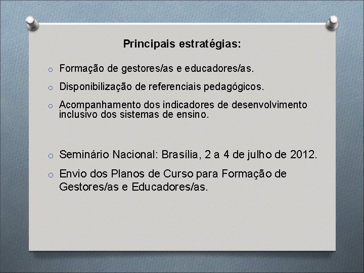 Principais estratégias: o Formação de gestores/as e educadores/as. o Disponibilização de referenciais pedagógicos. o