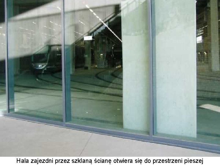 Hala zajezdni przez szklaną ścianę otwiera się do przestrzeni pieszej 