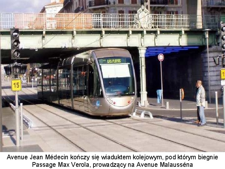 Avenue Jean Médecin kończy się wiaduktem kolejowym, pod którym biegnie Passage Max Verola, prowadzący