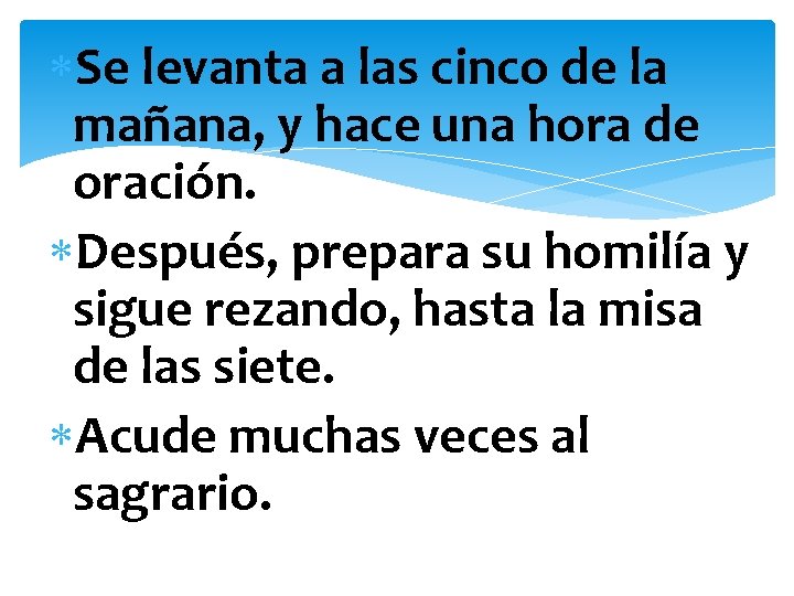  Se levanta a las cinco de la mañana, y hace una hora de