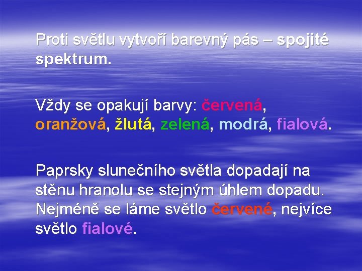 Proti světlu vytvoří barevný pás – spojité spektrum. Vždy se opakují barvy: červená, oranžová,