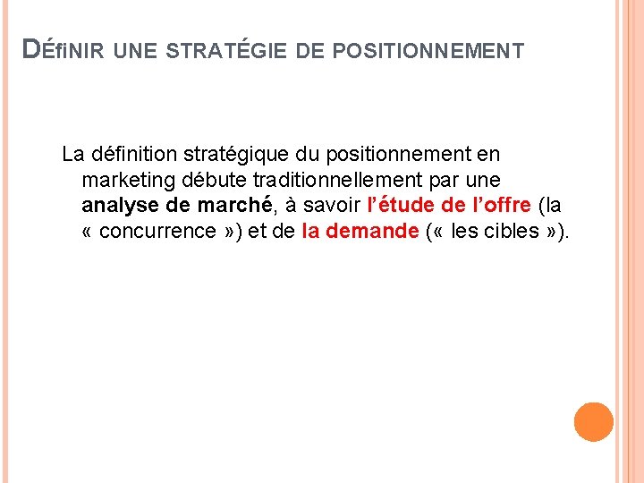 DÉﬁNIR UNE STRATÉGIE DE POSITIONNEMENT La déﬁnition stratégique du positionnement en marketing débute traditionnellement