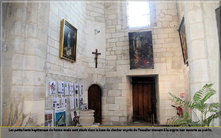 Les petits fonts baptismaux de forme ovale sont situés dans la base du clocher