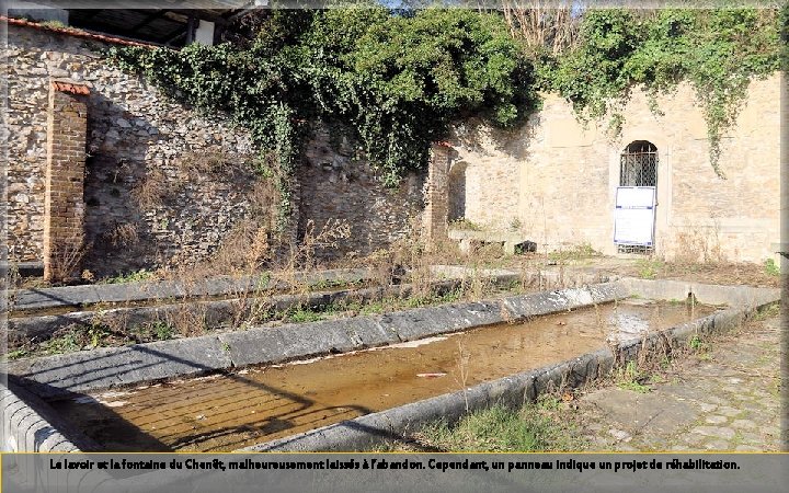 Le lavoir et la fontaine du Chenêt, malheureusement laissés à l’abandon. Cependant, un panneau