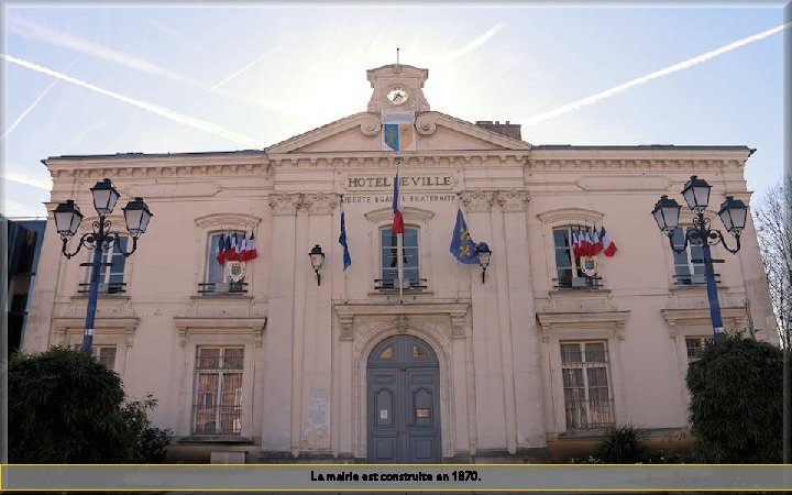 La mairie est construite en 1870. 