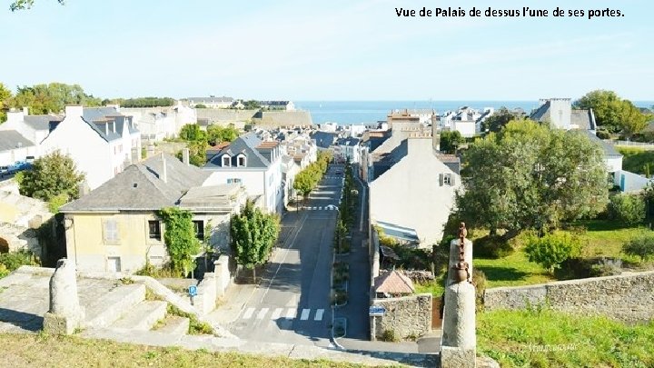 Vue de Palais de dessus l’une de ses portes. 