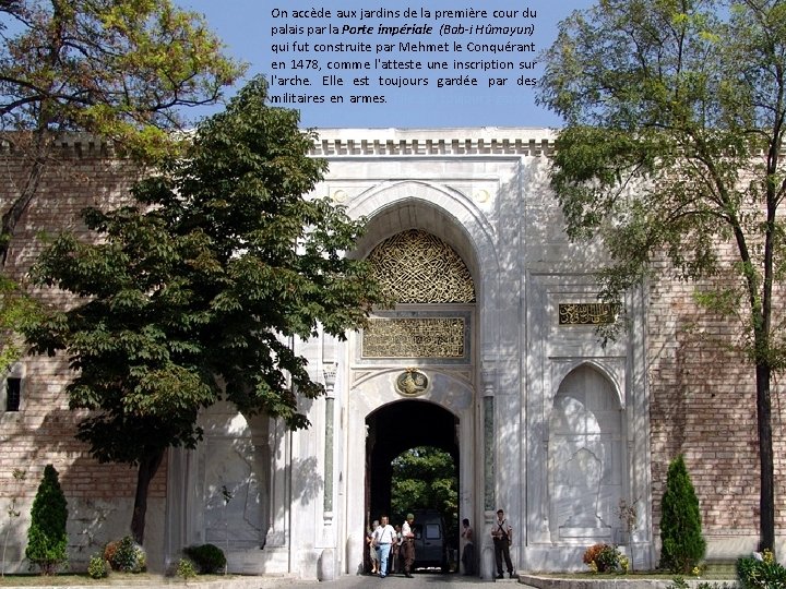 On accède aux jardins de la première cour du palais par la Porte impériale