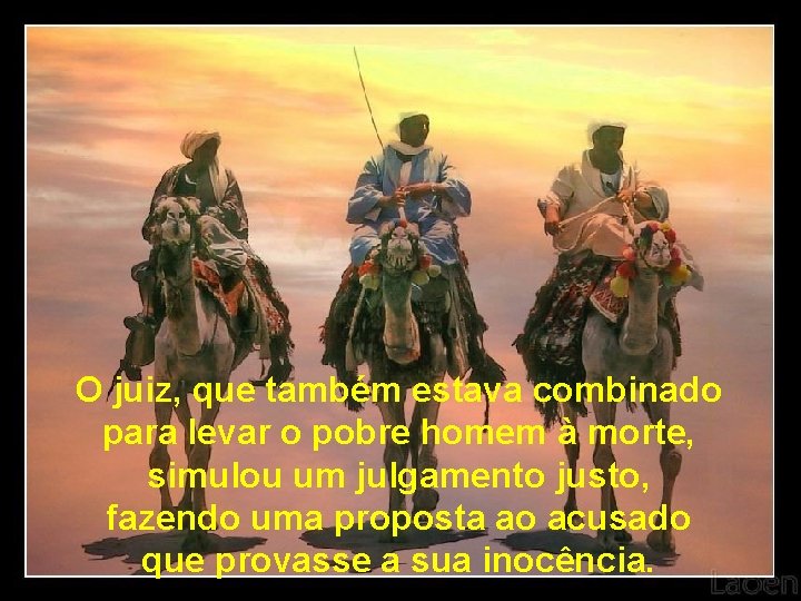 O juiz, que também estava combinado para levar o pobre homem à morte, simulou