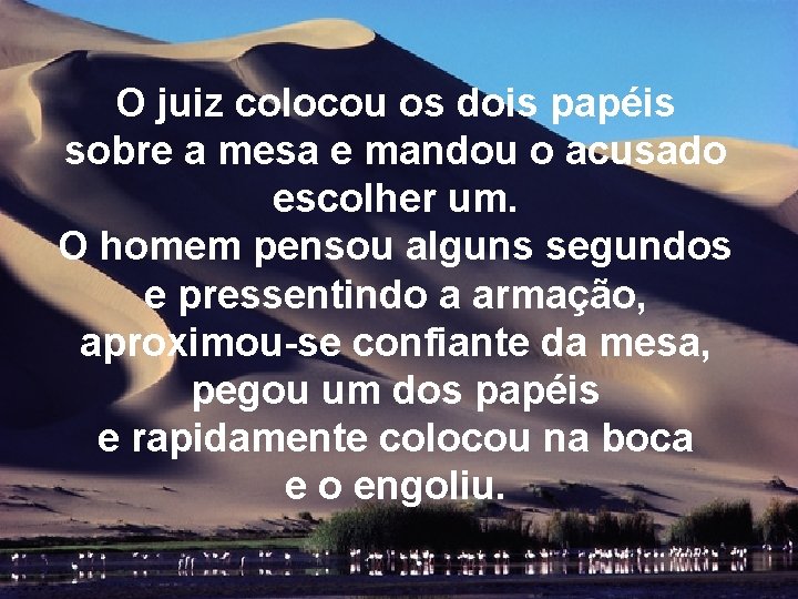 O juiz colocou os dois papéis sobre a mesa e mandou o acusado escolher