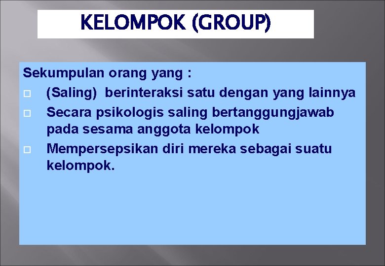 KELOMPOK (GROUP) Sekumpulan orang yang : (Saling) berinteraksi satu dengan yang lainnya Secara psikologis