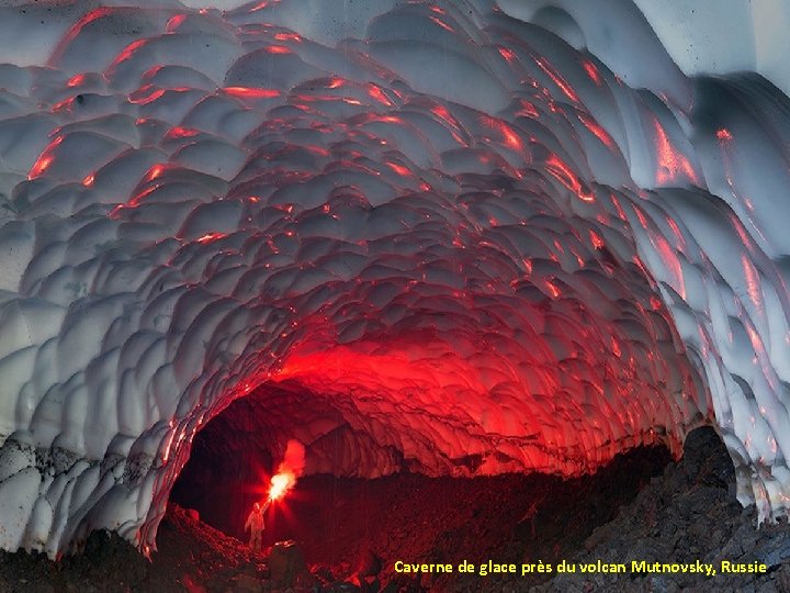 Caverne de glace près du volcan Mutnovsky, Russie 