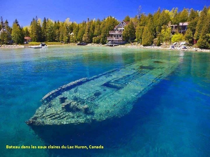 Bateau dans les eaux claires du Lac Huron, Canada 
